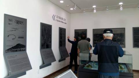 (연평도=연합뉴스) 김창선 기자 = 관광객들이 조기역사관 내부를 둘러보고 있다. 2016.6.13