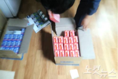 경남경찰청 광역수사대가 성매매 업소에 대한 증거품들을 압수하고 있다.(사진=경남경찰청 제공)