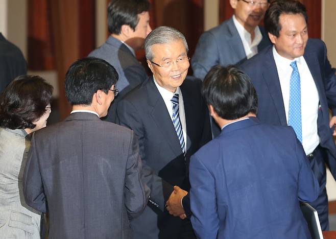 김종인 더불어민주당 비상대책위원회 대표가 21일 오전 국회 본회의장에서 교섭단체 연설을 마친 뒤 걸어나오며 의원들과 악수하고 있다. 강창광 기자 chang@hani.co.kr