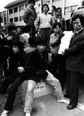 시민들 투표함 사수 13대 대선 당일인 1987년 12월16일 공정선거감시단 소속 대학생들이 서울 구로구청에서 구로구을 선거구의 부재자 우편투표함에 앉아 항의농성을 하고 있다. 이 투표함(아래 사진)은 봉인 상태로 중앙선거관리위원회 수장고에 보관돼 있다.  경향신문 자료사진·선관위 제공