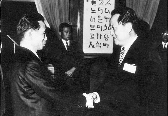 1971년 박정희 대통령(왼쪽)이 김재순 당시 공화당 원내총무와 악수하고 있다. 김재순 전 국회의장은 3선 개헌을 반대하는 입장이었으나 박 대통령의 간곡한 부탁으로 지지로 돌아섰다고 밝혔다. [사진 기파랑]