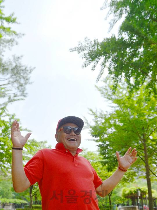 방송인 김흥국이 13일 오전 서울 목동 SBS 본사 인근에서 서울경제신문과 인터뷰를 갖고 있다./송은석기자