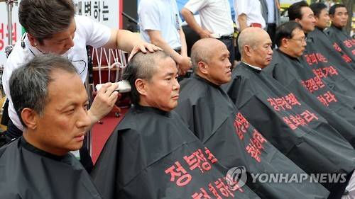삭발로 항의하는 감정평가사     (서울=연합뉴스) 최재구 기자 = 22일 서울 여의도에서 감정평가 관련법령 시행에 반대하며 열린 감정평가사 총궐기대회에서 일부 지도부가 삭발을 하고 있다.