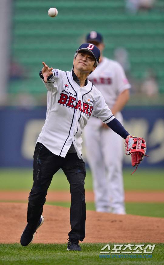[포토] 두산 오재원의 1000경기 기념 시구를 하는 아버지 오병현씨