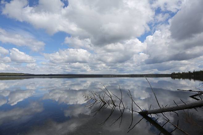 옐로스톤 국립공원 남문 근처에 있는 구름 담긴 루이스 호수. 루이스 폭포도 옆에 있다.