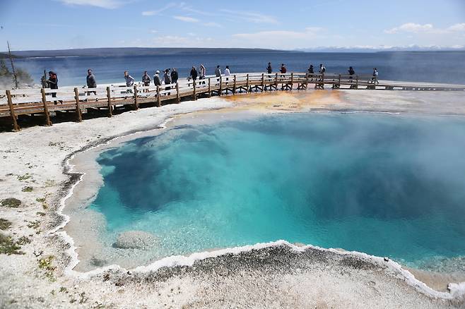옐로스톤 호 서쪽 호숫가의 ‘웨스트덤 간헐천 지대’의 온천수 웅덩이.
