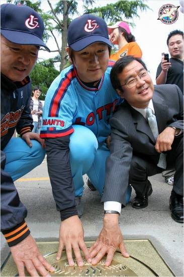지난 2007년 사직구장 1호 장외 홈런이자 KBO 리그 역대 최장거리인 150m 아치 기념 행사 때 당시 롯데 이대호(가운데)가 강병철 감독(왼쪽), 이상구 단장과 함께 한 모습.(자료사진=롯데)