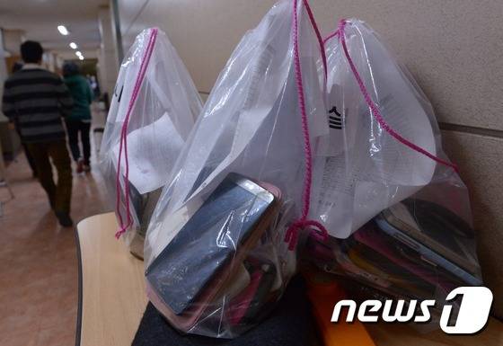 서울 중구 이화외고 복도에 수거된 핸드폰이 놓여 있다./뉴스1 DB ⓒNews1