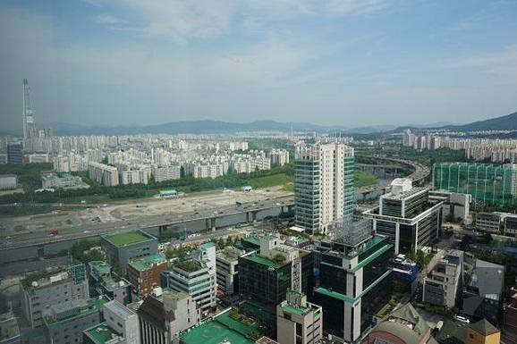 라운지에서 바라본 남쪽 전경. 사진 왼쪽으로 잠실 롯데월드타워가 보인다. /우고운 기자