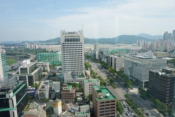 라운지에서 남쪽으로 바라본 전경. 영동대로를 중심으로 KT&G 서울사옥과 현대오토웨이타워가 보인다. /우고운 기자