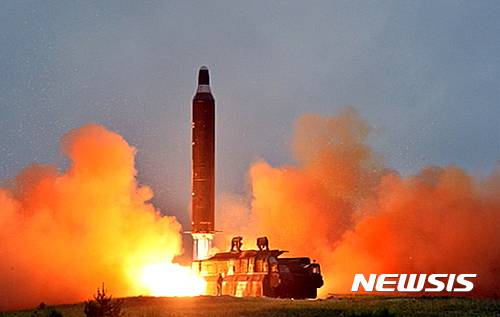 【서울=뉴시스】북한 조선중앙TV가 23일 오후 중장거리전략탄도로케트 화성-10 시험발사에 성공했다며 현장사진을 공개했다. 사진은 발사된 화성-10 로케트가 날아가는 모습. 2016.06.23.(사진=조선중앙TV 캡쳐)    photo@newsis.com