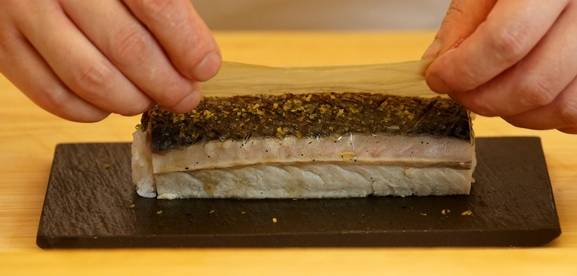 시메사바 보우 스시, 일명 고등어 김밥을 만드는 마지막 단계. 얇은 다시마 필터를 쒸운다. /사진=이진한 기자