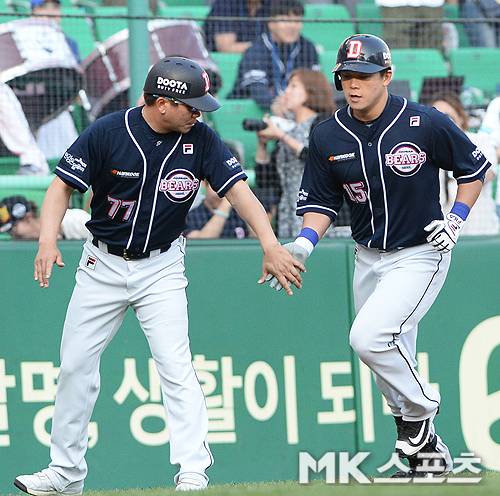 25일 인천 행복드림구장에서 열린 "2016 프로야구 KBO 리그" 두산 베어스와 SK 와이번스의 경기에서 4회초 1사 1,3루. 두산 국해성이 홈런을 치고 하이파이브 하고 있다. 사진(인천)=천정환 기자