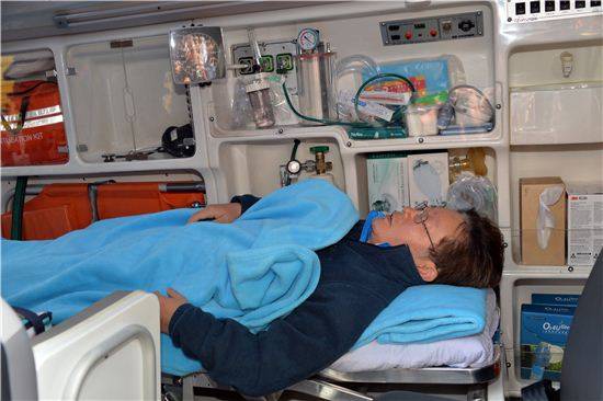 이재명 성남시장이 지난 17일 단식농성을 푼 뒤 병원으로 이송되고 있다.