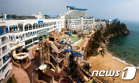 27일 (삼척=뉴스1) 서근영 기자 = 대명리조트는 강원 삼척시 ‘쏠비치 호텔&리조트 삼척’이 여름철을 앞두고 본격적인 운영에 돌입했다고 밝혔다. 사진은 '쏠비치 호텔&리조트 삼척' 전경. (대명리조트 제공) 2016.6.27/뉴스1 © News1 서근영 기자