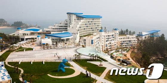 27일 (삼척=뉴스1) 서근영 기자 = 대명리조트는 강원 삼척시 ‘쏠비치 호텔&리조트 삼척’이 여름철을 앞두고 본격적인 운영에 돌입했다고 밝혔다. 사진은 '쏠비치 호텔&리조트 삼척' 전경. (대명리조트 제공) 2016.6.27/뉴스1 © News1 서근영 기자