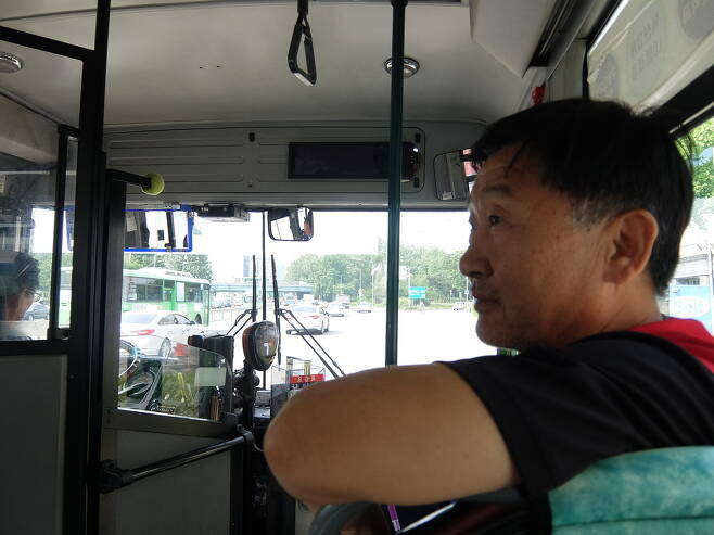 23일 오전 한남상운 정윤호 기사가 노성현 기사가 운전하는 차에 올라 마을버스 운행 과정을 설명하고 있다.