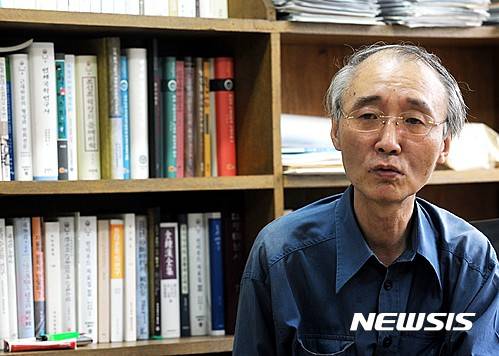 【서울=뉴시스】님이여, 저는 아주 키가 작은 나무이고 싶어요/ 우리들은 모두 다 외로움의 대지에/ 뿌리를 깊이 내린 나무들입니다/ 나무들은 모두 고독으로부터 벗어나려고/ 몸부림치고 있어요/ 그래서 대지와는 정반대 방향인 하늘만을/ 바라보고 있지요/ 키가 비슷하게 작은 나무들은,/ 서로의 가슴위로 불어 가는/ 크고 작은 바람들을 함께 알아요/ 모두들 외로움에 깊게 지쳐 있기 때문에/ 나무들은 서로가 서로를 바라보고 싶어합니다/ 하지만 키가 큰 나무들은 그 큰 키만큼/ 고적하고 외롭습니다/ 하늘만을 바라볼 수 있을 뿐/ 서로가 마주 보며 사랑을 나눌 수 있는/ 나무가 적으니까요/ 님이여, 그래서 저는 아주 작은 한낱 잡목이고 싶어요/ 키 큰 나무는 되고 싶지 않아요/ 비록 아무 의미도 없이 쓰러져 땅속에 묻혀 버린다고 해도,/ 저는 그저 외롭지 않게 한세상을 살며/ 꿈꾸듯 서로 바라보며/ 따사롭게 위안받을 수 있는/ 그런 많은 이웃들을 가지고 싶습니다. (사랑받지 못하여, 마광수)
