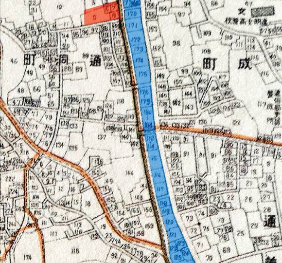 효자아파트 앞 자하문로의 변화를 보여주는 지도. 붉은색이 현 효자 아파트. 푸른색은 원래 있었던 연속 필지들이다. 백운동천, 옥류동천 등이 표현되어 있다. 1936년 대경성전도. 건축가 황두진 제공