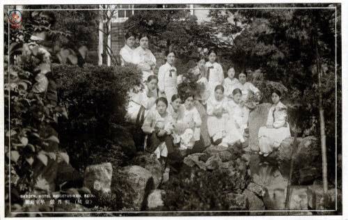 사진 = 명월관 정원에서 포즈를 취하는 기생들 모습