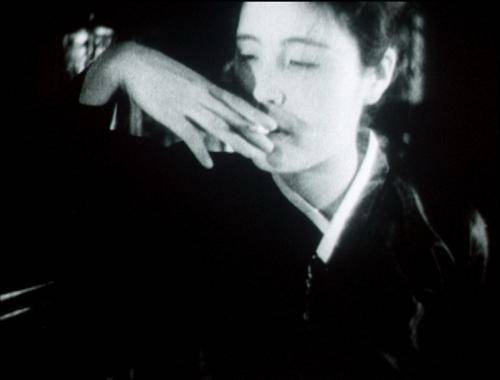 '조선의 애인'이라 불리며 큰 인기를 누렸던 배우 신일선은 개인사적 불행으로 스스로 기생이 되었다. 사진 = 그녀가 출연한 영화 '청춘의 십자로' 스틸컷