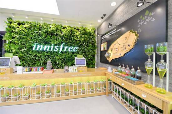 청정지역 제주도의 이미지를 내세운 이니스프리 매장 벽에는 제주도의 지도가 그려져 있다. /사진=이니스프리 제공