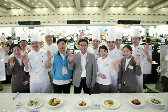 삼성웰스토리 김봉영(앞줄 왼쪽에서 네번째) 사장이 웰스토리아드에 참가한 조리사, 영양사들과 함께 새롭게 개발된 단체급식 메뉴를 선보이고 있다. /사진제공=삼성웰스토리