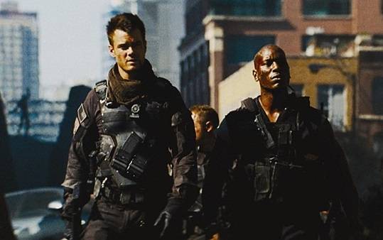 '트랜스포머3'에 출연한 타이리스 깁슨(오른쪽) / 사진=영화 스틸컷