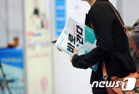 대구 엑스코에서 '2016 여성UP엑스포' 일환으로 열린 취업 박람회에 한 구직자가 상담장으로 이동하고 있다.2016.6.30/뉴스1 © News1 이종현 기자