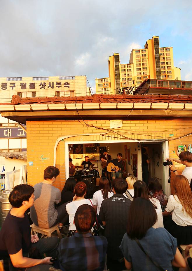 루프톱 파티 전문가인 ‘만두채플린’이 기획한 인디밴드 ‘월간 데일리노트’ 공연이 지난 25일 저녁 홍익대 인근 옥상에서 펼쳐졌다. 박미향기자