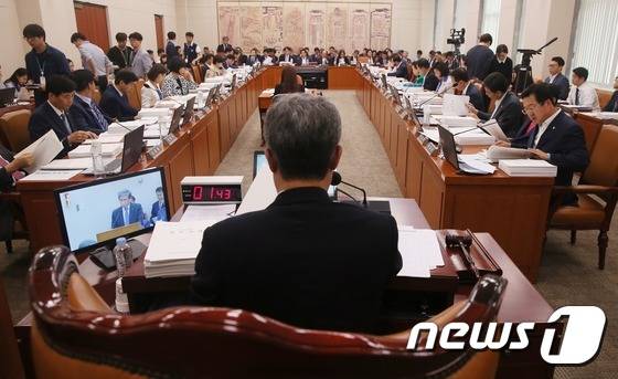 1일 서울 여의도 국회에서 열린 교육문화체육관광위원회 전체회의에서 문화체육 분야 산하기관 및 유관기관장들이 업무보고를 하고 있다. 2016.7.1/뉴스1 © News1 송원영 기자