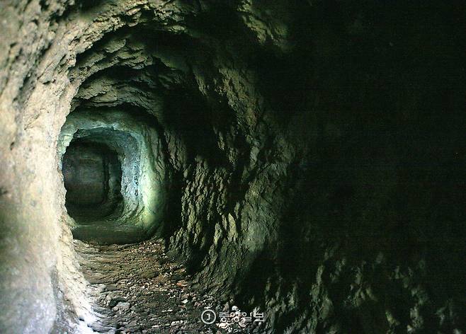 바굼지오름 기슭에 있는 진지동굴. 태평양전쟁 시절 일본군이 파놓은 것이다.