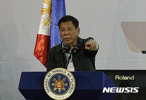 【마닐라=AP/뉴시스】로드리고 두테르테 필리핀 대통령이 취임 당일인 30일 마닐라 빈민가에서 열린 '연대 만찬' 행사에 참석해 연설하고 있다. 2016.07.01
