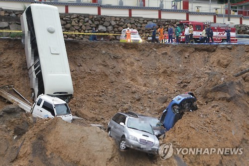 집중호우에 사찰 주차장 '폭삭'     (부산=연합뉴스) 김재홍 기자 = 집중호우가 쏟아진 1일 부산 기장군 한 사찰의 주차장 축대가 무너지며 주차장에 있던 차량 6대가 떨어져 토사에 매몰돼 있다.     pitbull@yna.co.kr