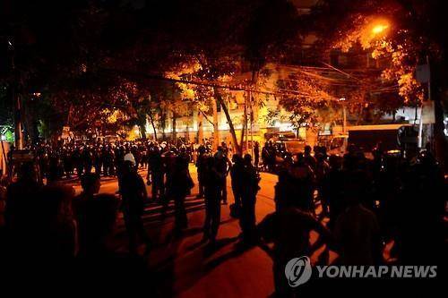 2일 새벽 방글라데시 다카의 외교공관 지역 식당에서 인질극이 벌어진 가운데 방글라데시 치안 당국이 식당 밖에서 경계를 서고 있다.(AFP=연합뉴스)