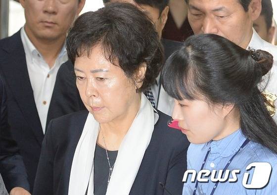 신영자 롯데장학재단 이사장(74)이 6일 서울 서초구 서울중앙지법에 구속 전 피의자 심문을 위해 출석하고 있다.  2016.7.6/뉴스1 © News1 황기선 기자