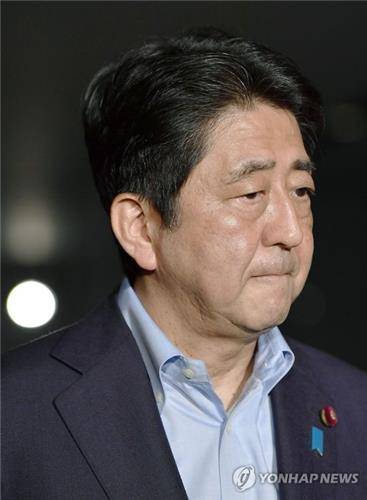 (도쿄 교도=연합뉴스) 아베 신조(安倍晋三) 일본 총리가 2016년 7월 2일 오후 도쿄 총리 관저에서 기자들에게 방글라데시 테러로 인한 자국민 피해에 대해 언급하며 비통한 표정을 짓고 있다.
