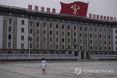 美 '김정은, 인권유린 혐의' 제재     (평양 AFP=연합뉴스) 미국 국무부는 6일(현지시간) 미 의회에 북한의 인권유린 실태를 나열한 인권보고서를 제출했으며, 재무부는 이를 근거로 김정은 북한 노동당 위원장 겸 국무위원장 등 개인 15명과 기관 8곳에 대한 제재명단을 공식 발표했다.     애덤 주빈 미 재무부 테러·금융정보담당 차관대행은 성명에서 "김정은 정권하에서 수백만 명의 북한 주민들이 사법외 처형, 강제노동, 고문을 비롯해 견딜 수 없는 잔혹함과 고난을 겪고 있다"며 인권제재 이유를 밝혔다. 미국 정부가 북한 최고지도자를 제재대상으로 삼은 것은 이번이 처음. 인권침해만을 이유로 미국이 제3국의 지도자를 직접 제재하는 것 역시 전례가 없는 일이다. 사진은 이날 평양 김일성 광장의 모습.