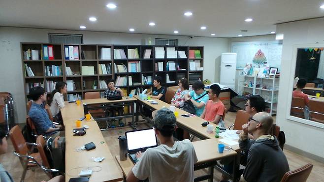 부모모임에 참여하는 부모들이 점차 늘기 시작했습니다. 지난해 5월 정기모임에 10여명이 참여했습니다.