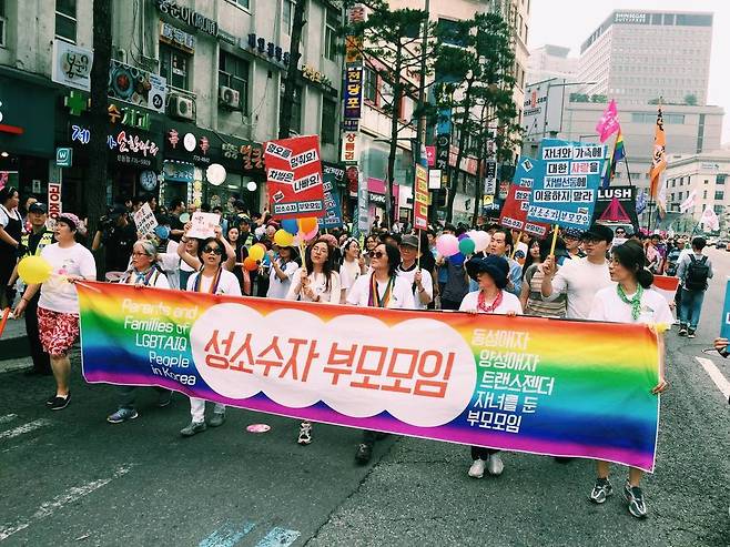 올해 축제엔 30여명의 부모들이 참가했습니다. 축제에서 했던 ‘프리허그’가 에스엔에스를 타고 널리 퍼지며 이슈가 됐습니다.