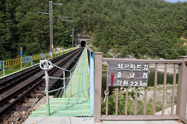 양원역에서 비동승강장으로 가는 길에 놓인 다리. 양원역 할머니들이 말한 `기차공골`이다.