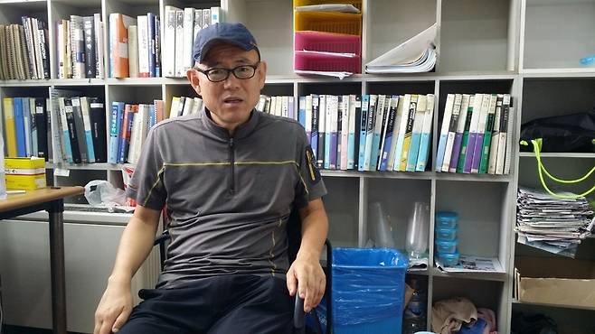 만화로 유명한 정민석 교수를 7일 아주대학교 해부학교실에서 만났다. / 사진=정윤형 기자