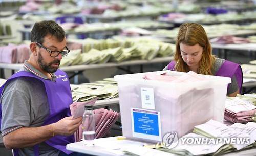 투표용지를 분류하는 개표요원들[AFP=연합뉴스]