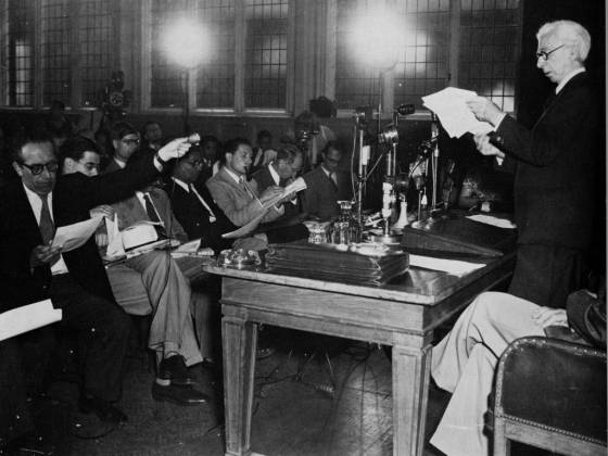 버트런드 러셀이 1955년 7월 9일 런던 칵스톤 홀에서 '핵무기 없는 세계와 분쟁의 평화적 해결을 호소하는 선언'을 발표하고 있다. /출처=퍼그워시 회의 홈페이지