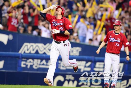 [포토] 투런홈런 필 '덕분이에요...'