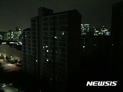 【용인=뉴시스】 10일 오후 10시20분께 경기 용인시 기흥구 흥덕지구 한 아파트 단지에 정전이 발생해 주민들이 불편을 겪었다. 2016.07.10.(사진=독자 제공)   photo@newsis.com