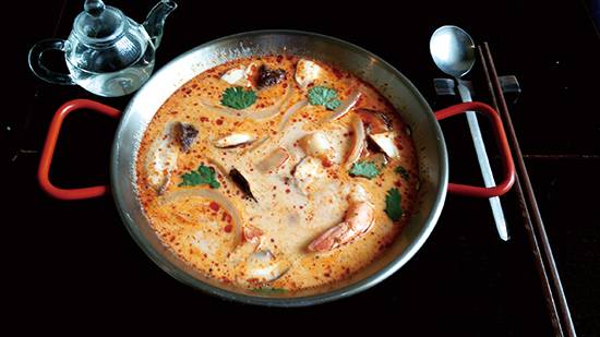 똠얌꿍’의 ‘똠’은 끓이다, ‘얌’은 무치다, ‘꿍’은 새우를 뜻한다.