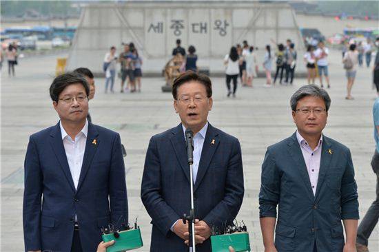 이재명 성남시장(중앙)이 염태영 수원시장(왼쪽), 채인석 화성시장과 광화문광장에서 지방재정개편 철회 촉구 기자회견을 열고 있다.