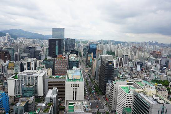 서울 강남구 역삼동 포스코P&S타워 옥상에서 지하철 2호선 강남역 방향으로 내려다본 전경. /김수현 기자