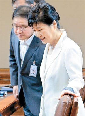 박근혜 대통령이 11일 오전 청와대에서 열린 수석비서관회의에 참석하고 있다. [김재훈 기자]